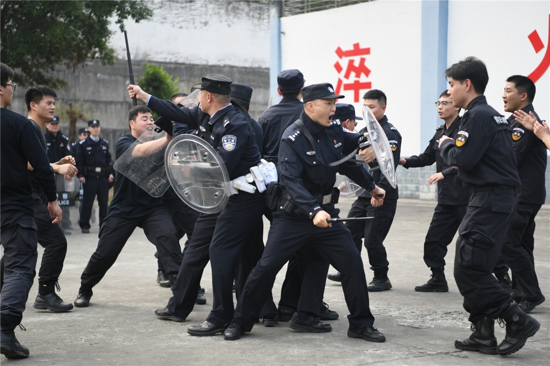 重庆大渡口警方狠抓实战练兵“淬火行动”，实现“教学赛战”一体化(组图)