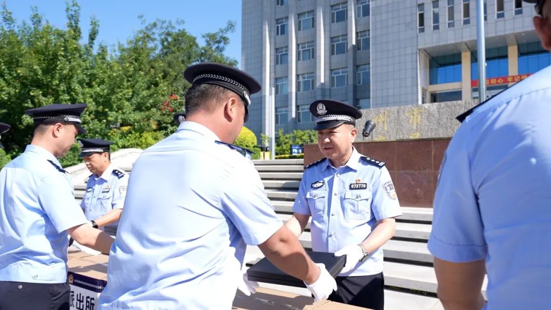 忻州市公安局忻府分局举行警用装备发放仪式(组图)