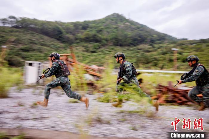 武警广西河池支队开展武装侦察演练 勇破“敌”阵(组图)