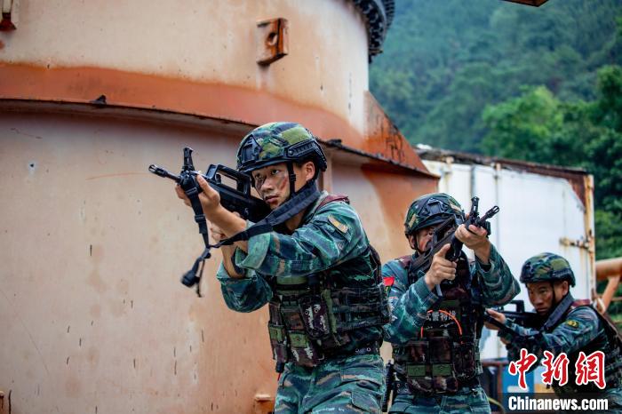 武警广西河池支队开展武装侦察演练 勇破“敌”阵(组图)