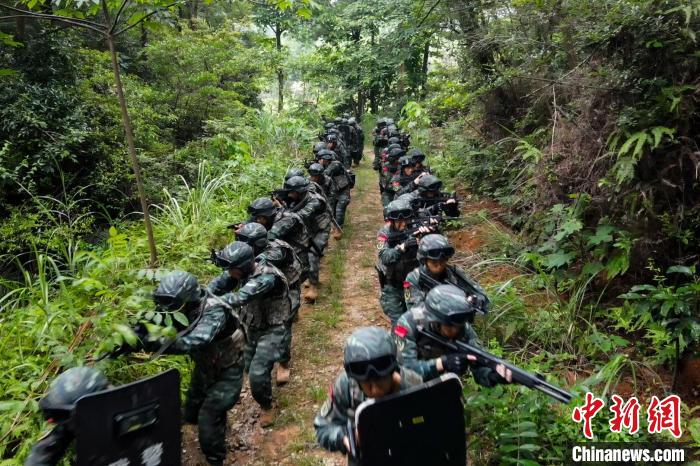 直击福建武警特战队员实战化练兵现场(组图)