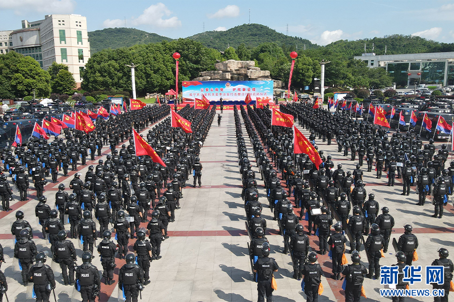 湖北咸宁开展夏季治安打击整治行动暨应急处突拉动演练(组图)