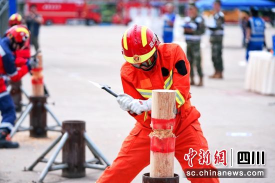 四川成都：基层应急救援队伍技能比赛拉开序幕(组图)