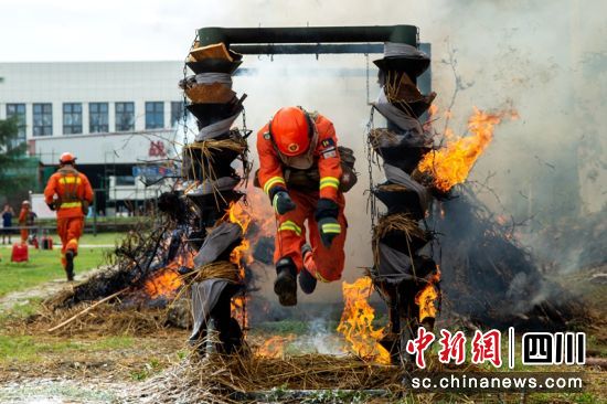 四川成都：基层应急救援队伍技能比赛拉开序幕(组图)