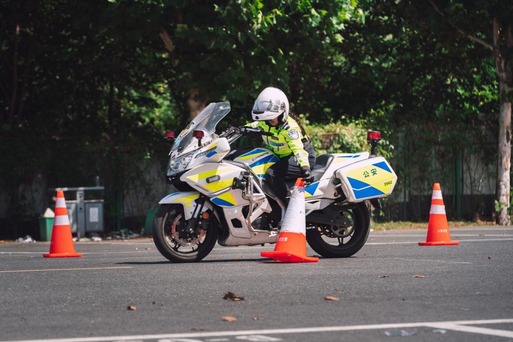 陕西省西安市公安局交警支队举办辅警队伍铁骑驾驶比武竞赛(组图)