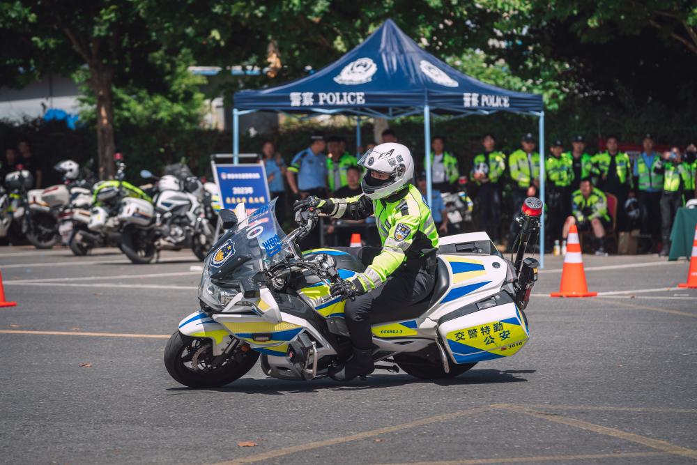 陕西省西安市公安局交警支队举办辅警队伍铁骑驾驶比武竞赛(组图)