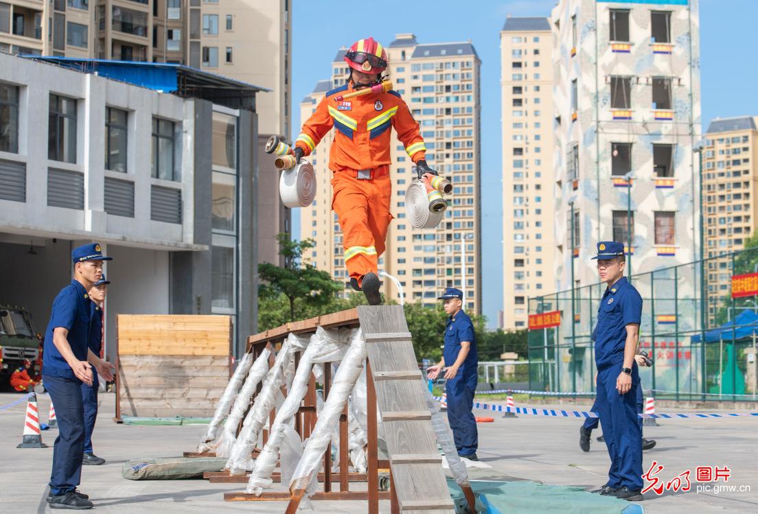 广西梧州：消防行业职业技能比武展风采(组图)