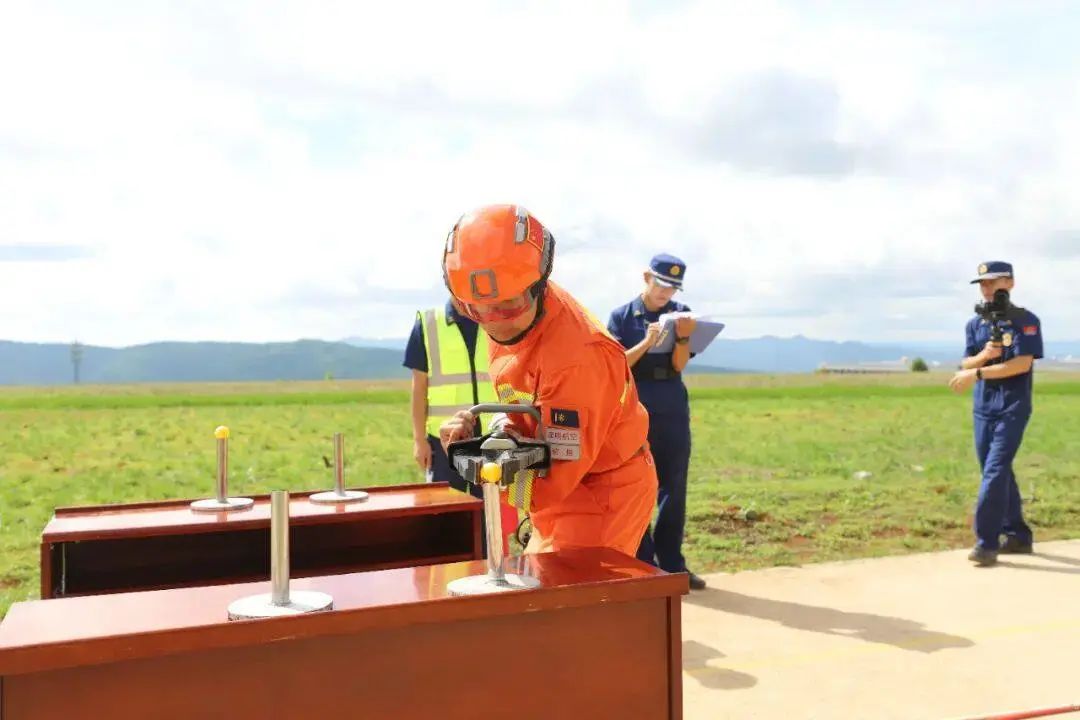 星火迸发 亮剑争锋：云南昆明航空救援支队保障综合技能比武开赛！ (组图)