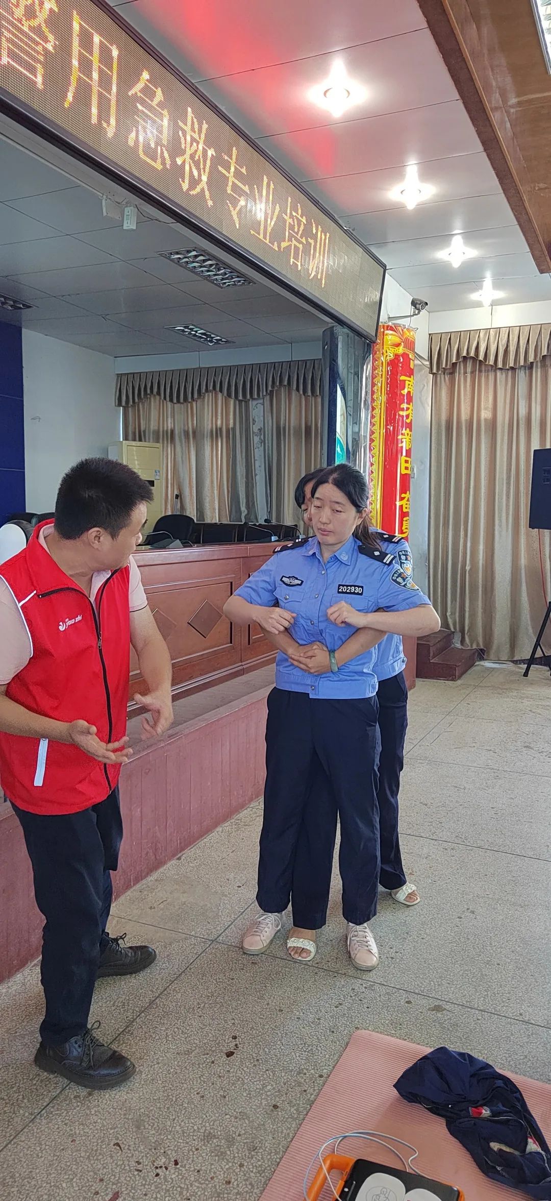 警企同心 共筑平安 | 广州耀致向湖南省公安厅捐赠一批AED急救箱！