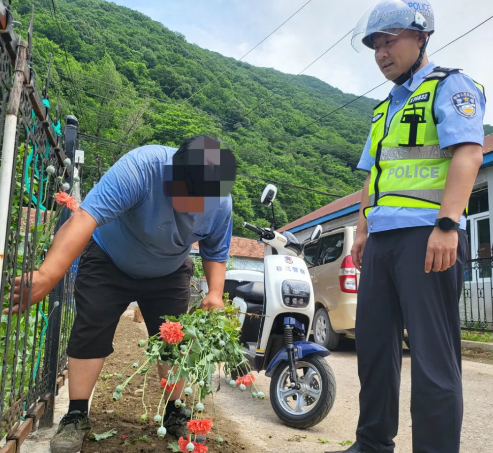 吉林白山警方电动车警务巡逻队助力禁毒行动(图)