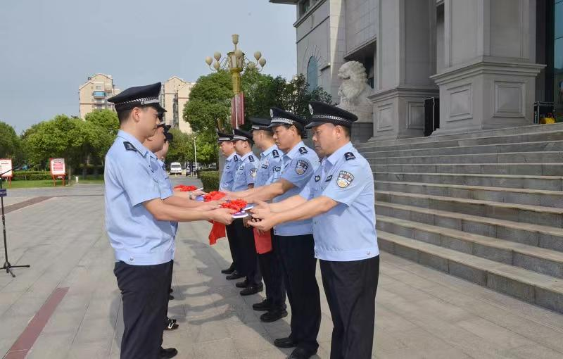 河南信阳固始公安举行“双争”活动警用电动车集中发放仪式(组图)