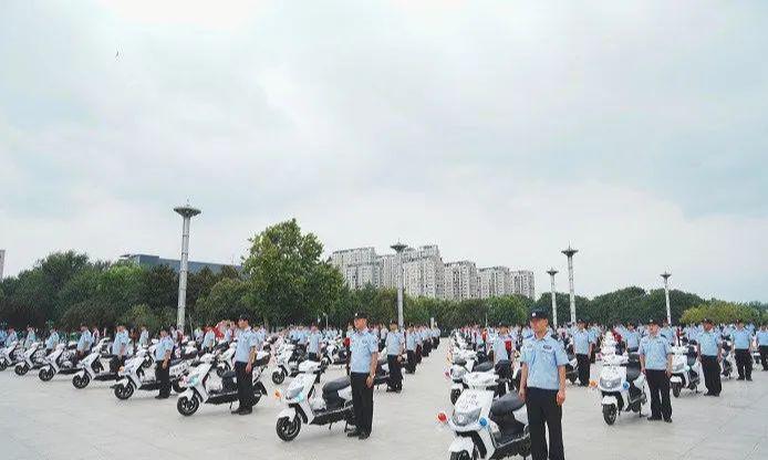 河南淮滨公安局举行警用电动车发放仪式(组图)