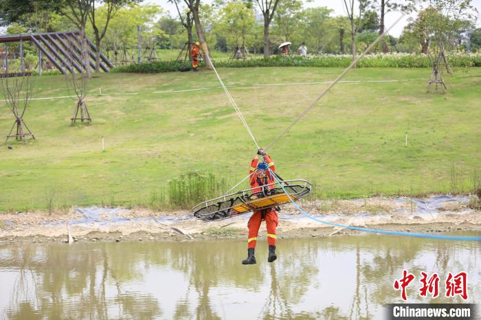 福建厦门：消防员提升高温环境下的救援能力(组图)