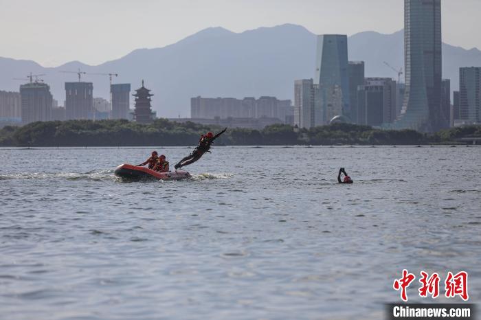 福建厦门：消防员提升高温环境下的救援能力(组图)