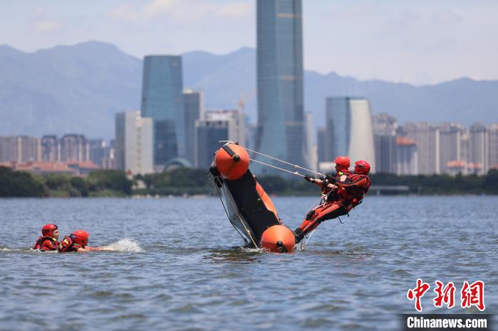 福建厦门：消防员提升高温环境下的救援能力(组图)