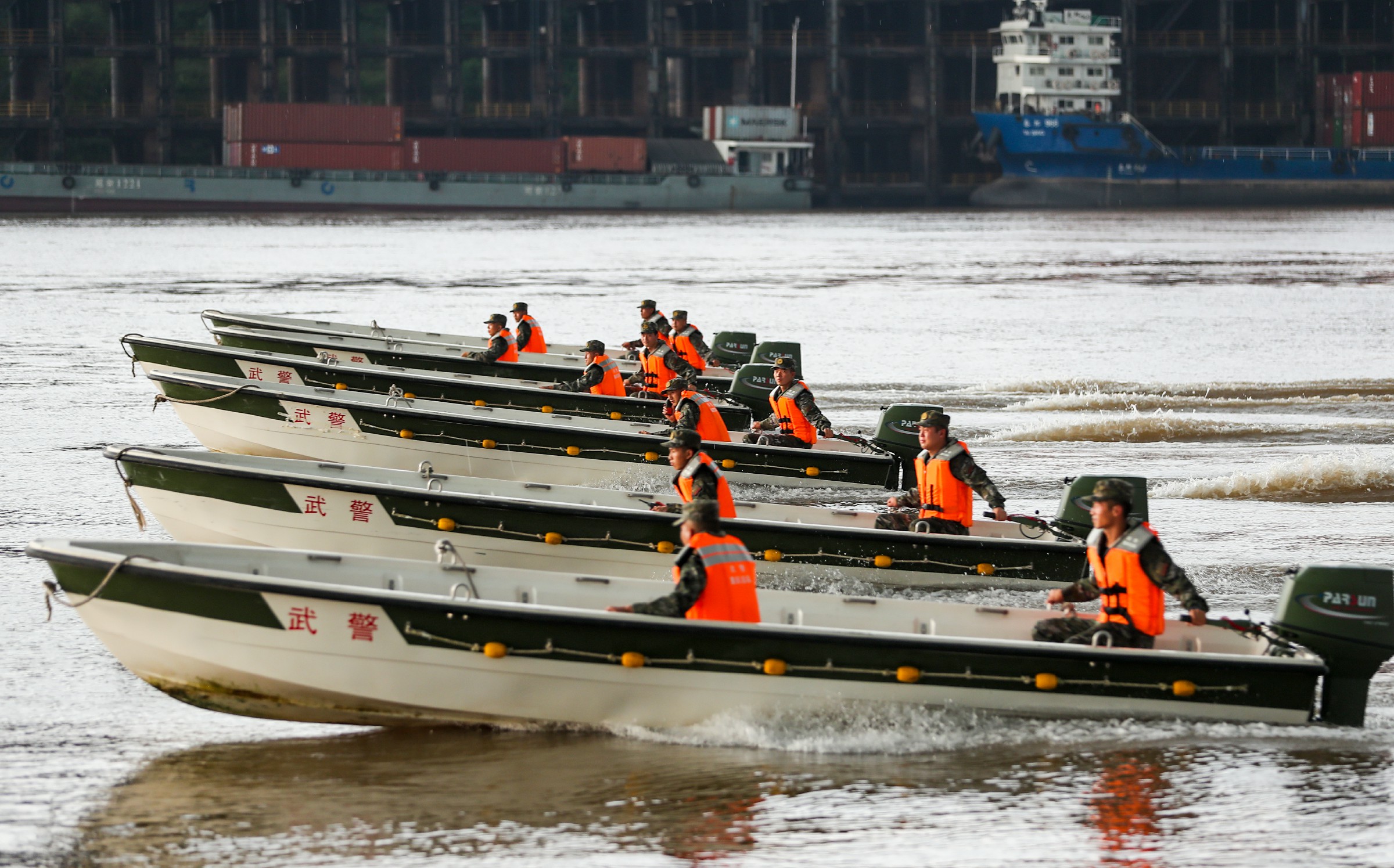 重庆武警加强水上训练 提升汛期救援能力(组图)