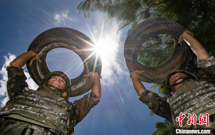 广西北海武警官兵三伏砺精兵(组图)