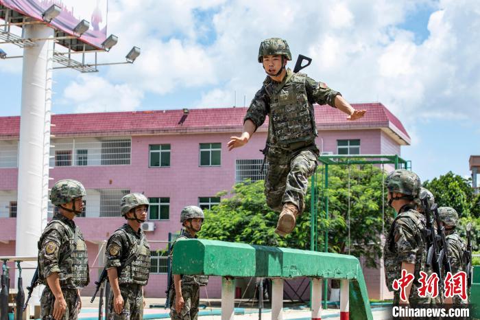 广西北海武警官兵三伏砺精兵(组图)