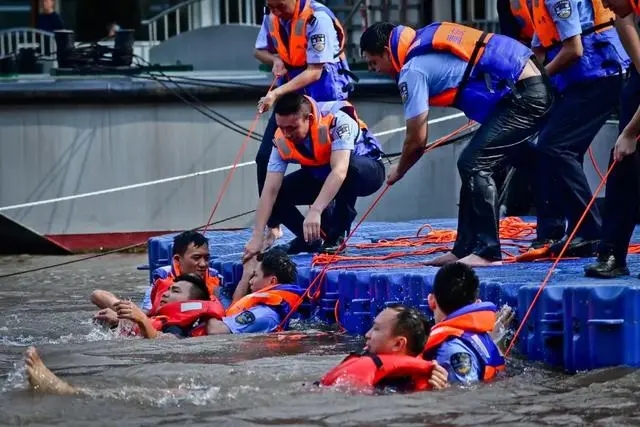 暑期遇上汛期！重庆水警开展水上生命救援实战训练(组图)