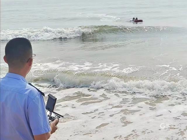 危险，游客被3米高大浪卷离岸边！山东青岛海岸警察水上救援机器人首战告捷(图)