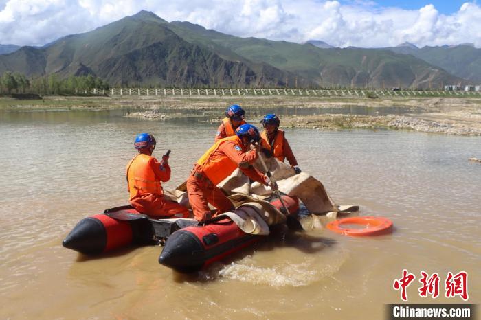 西藏拉萨森林消防开展抗洪抢险实战演练(组图)