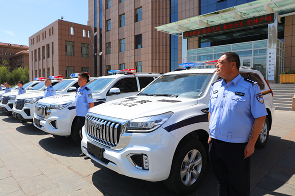 新疆阿勒泰市公安局举行警用车辆发放仪式(组图)