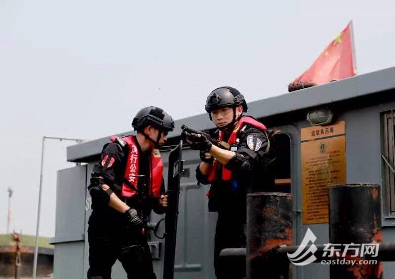 上海闵行特警联合水上治安派出所开展夏季实战大练兵(组图)