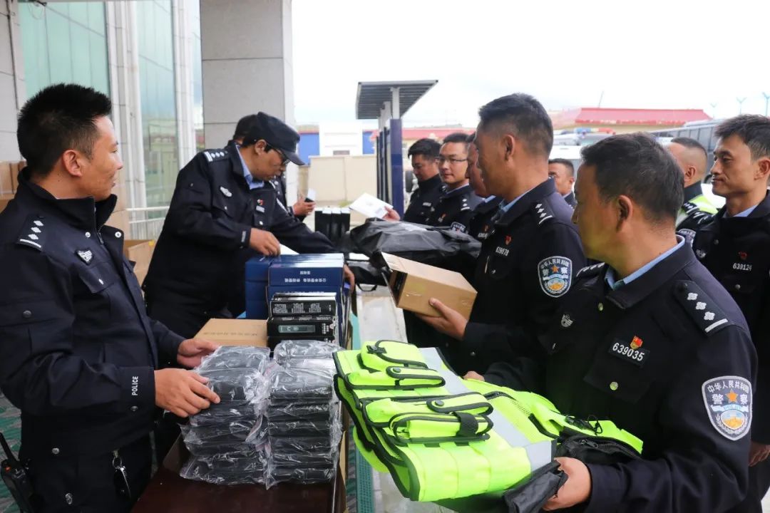 西藏聂荣县公安局举行警用装备发放仪式(组图)
