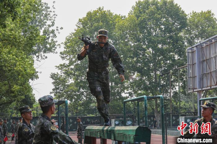 湖北武警军体会上演速度技能大比拼(组图)