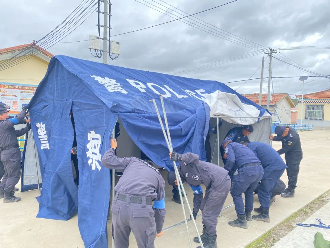 青海果洛公安特巡警队伍开展跨区域武装拉动演练(组图)