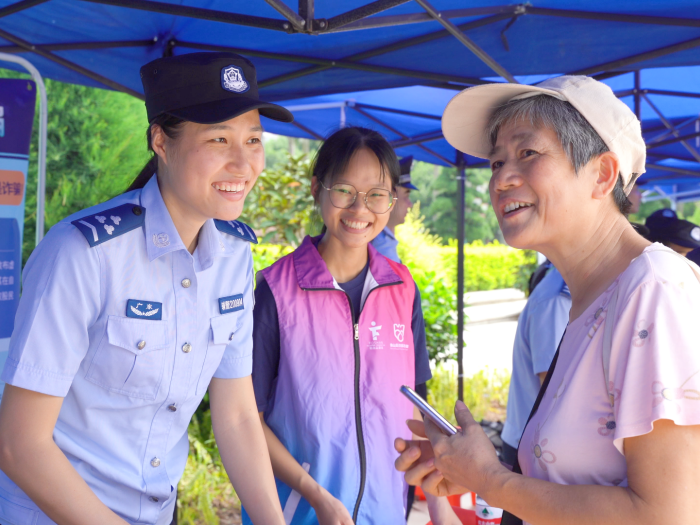 警民互动！广东顺德公安新趣展示“硬核守护”(组图)