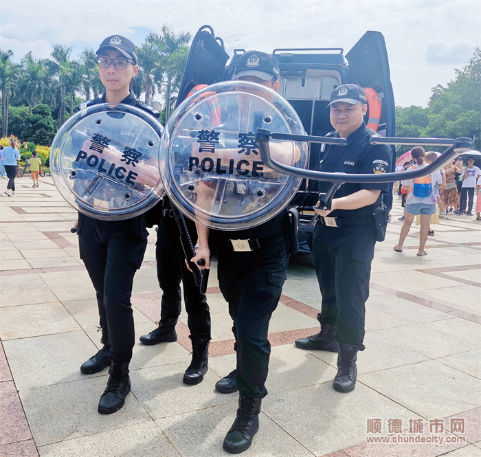 警民互动！广东顺德公安新趣展示“硬核守护”(组图)