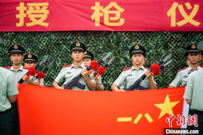 广西武警桂林支队举行授枪仪式：新战士们的“成人礼”(组图)
