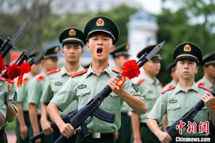 广西武警桂林支队举行授枪仪式：新战士们的“成人礼”(组图)