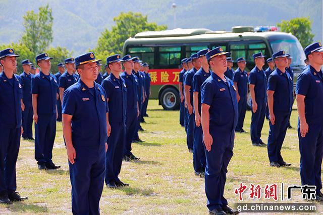 广东省首支国家综合性消防救援机动队伍正式进驻(组图)