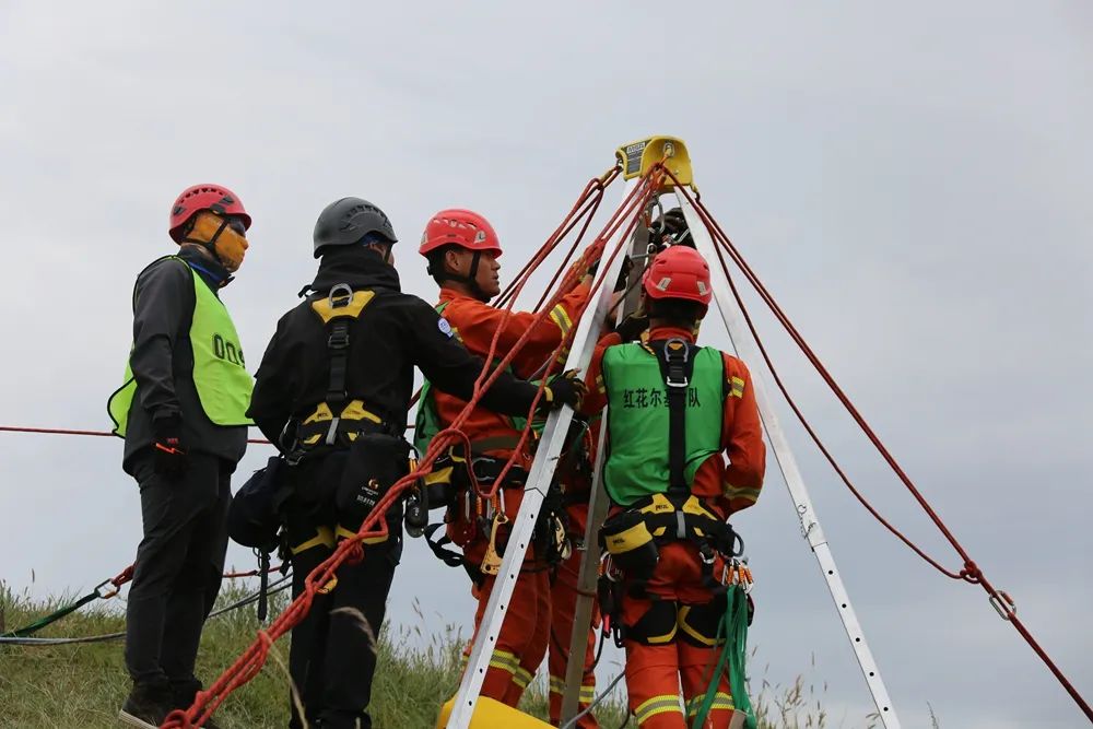 淬火锻钢、决胜高空｜内蒙古呼伦贝尔市森林消防支队绳索救援技术培训队实战化比武对抗锤炼救援硬功(组图)