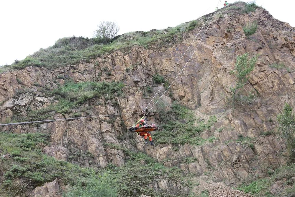 淬火锻钢、决胜高空｜内蒙古呼伦贝尔市森林消防支队绳索救援技术培训队实战化比武对抗锤炼救援硬功(组图)