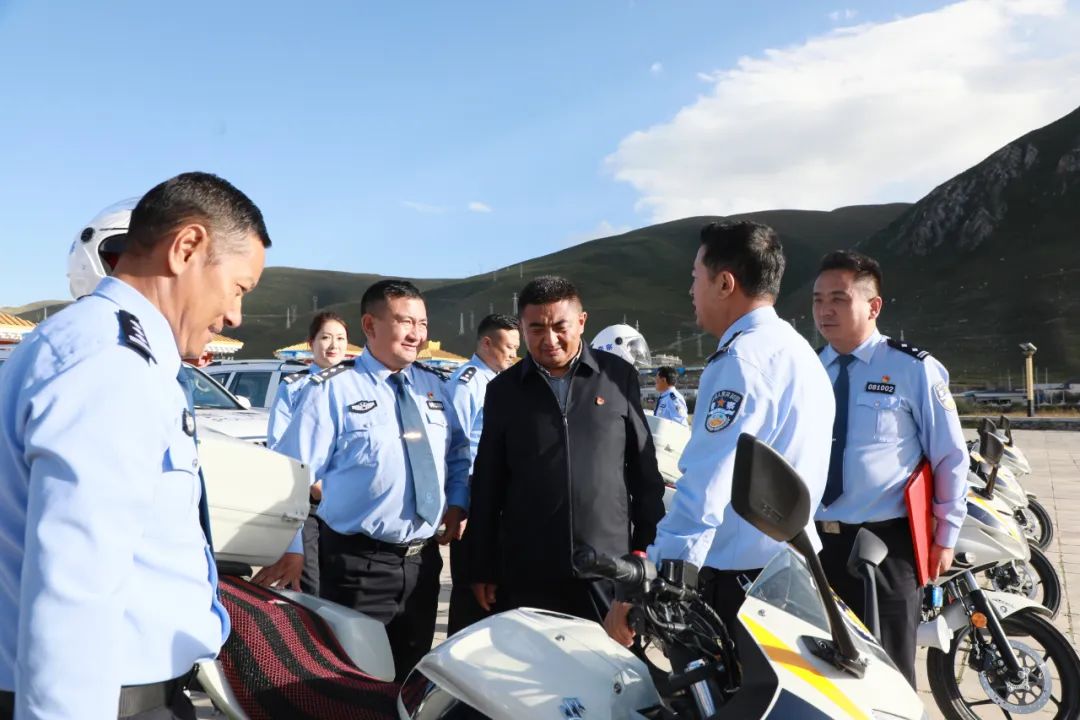 强化警务保障 助推平安建设 ——青海玉树公安局举行警用车辆、警用装备配发仪式(组图) 强化警务保障 助推平安建设 ——青海玉树公安局举行警用车辆、警用装备配发仪式(组图)