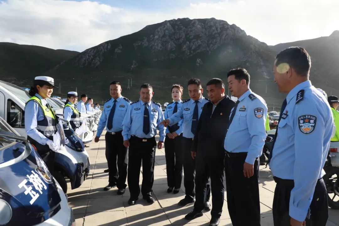 强化警务保障 助推平安建设 ——青海玉树公安局举行警用车辆、警用装备配发仪式(组图)