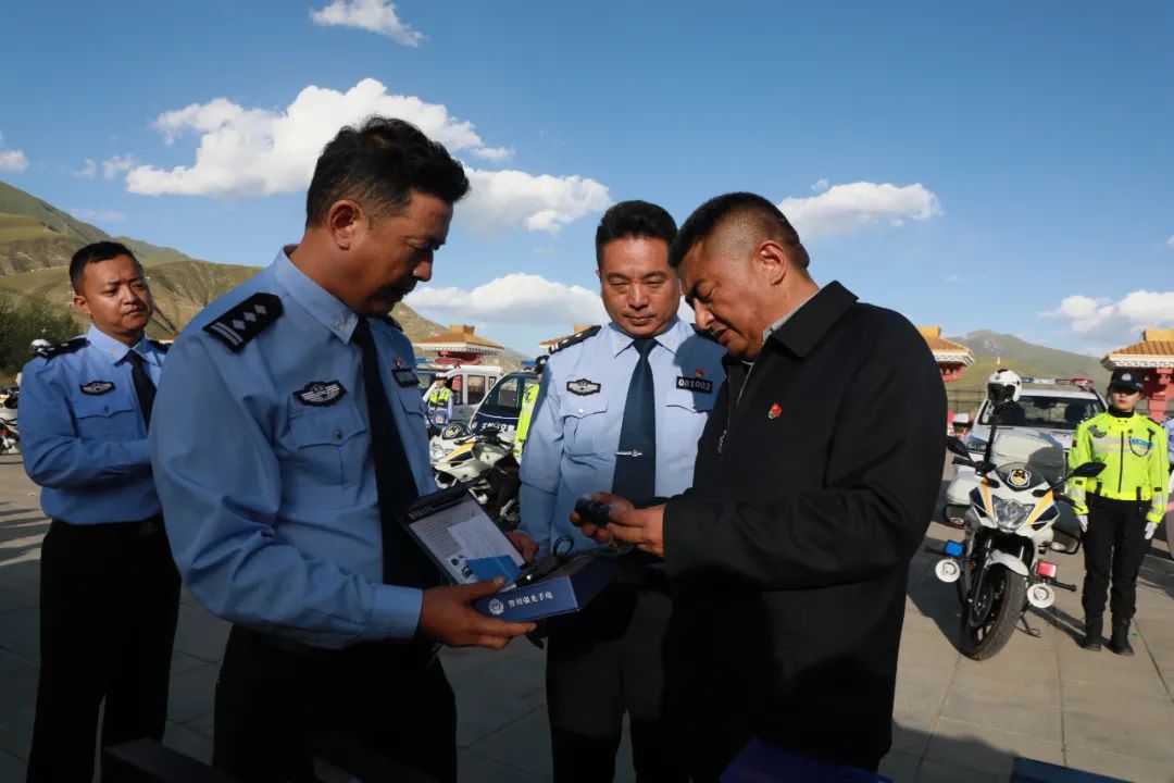 强化警务保障 助推平安建设 ——青海玉树公安局举行警用车辆、警用装备配发仪式(组图)