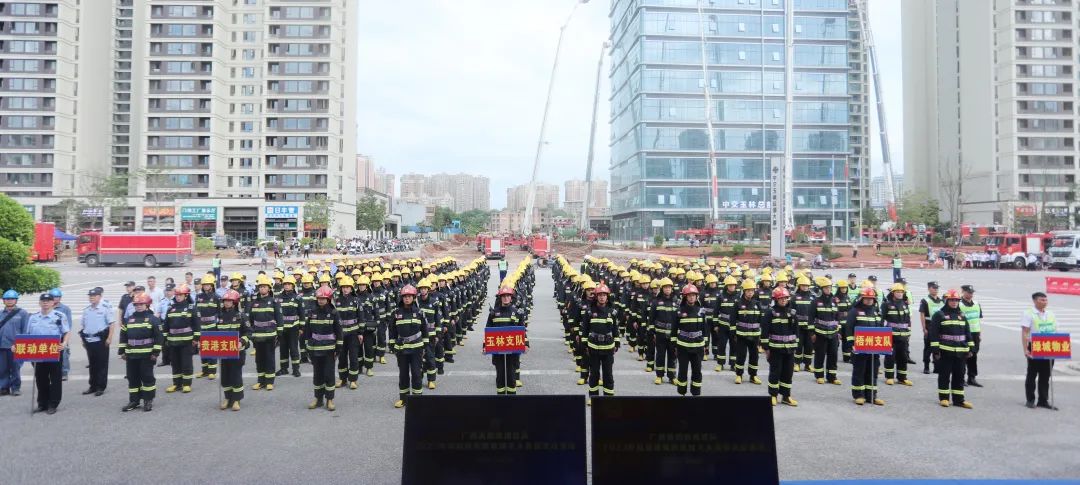 广西消防高层建筑跨区域灭火救援实战演练在玉林举行(组图)