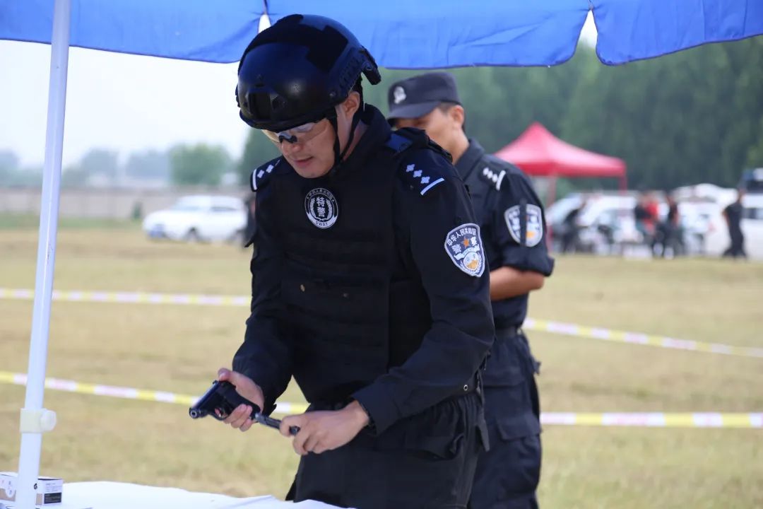 精彩！河南省开封市巡特警开展实战演练(组图)