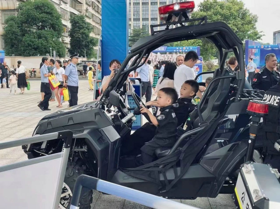 警属进警营,携手筑平安,广东省肇庆市端州公安举办2023年警属警营开放日活动(组图) 警属进警营,携手筑平安,广东省肇庆市端州公安举办2023年警属警营开放日活动(组图)