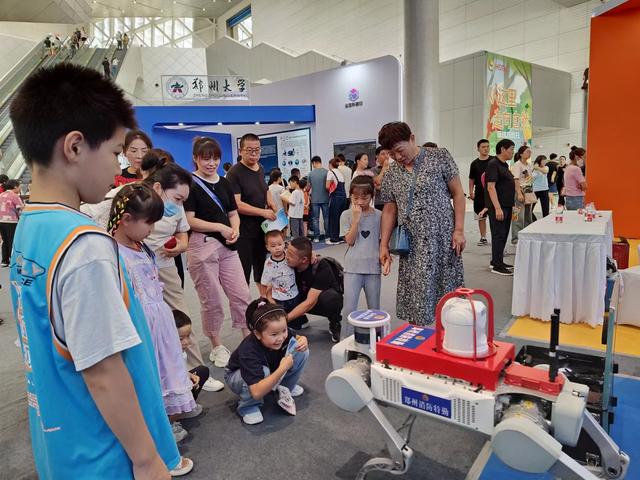 机器人、生命探测仪亮相，河南郑州消防带你零距离感受科技魅力！(组图)