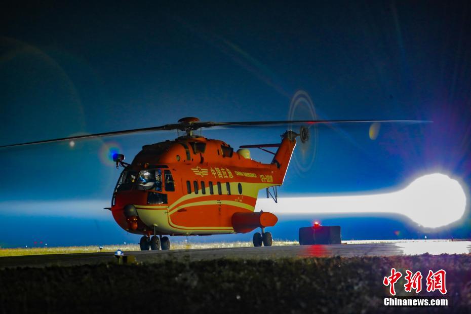 云南昆明航空救援支队开展跨昼夜飞行训练(组图)