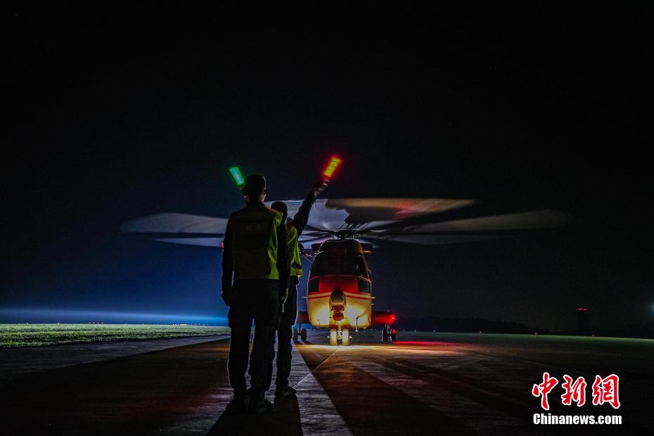 云南昆明航空救援支队开展跨昼夜飞行训练(组图)