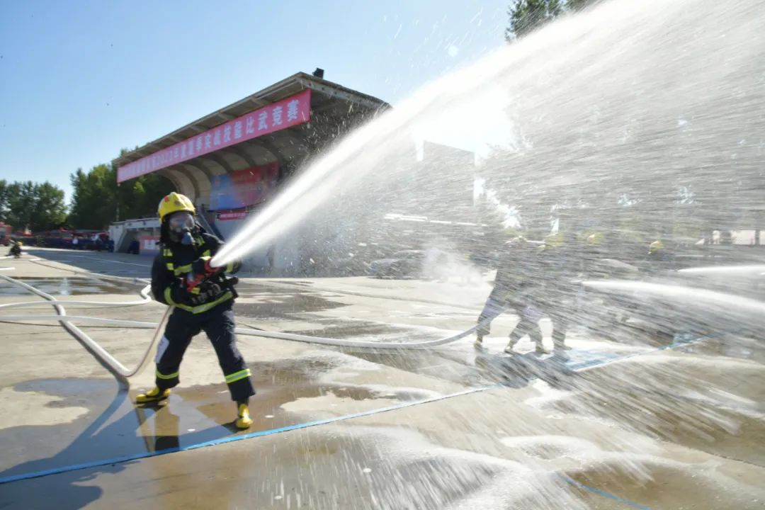 黑龙江省哈尔滨市消防救援支队2023年度夏季实战技能比武竞赛鸣枪开赛(组图)