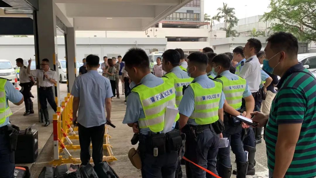 香港警队新式便携式阻车器亮相