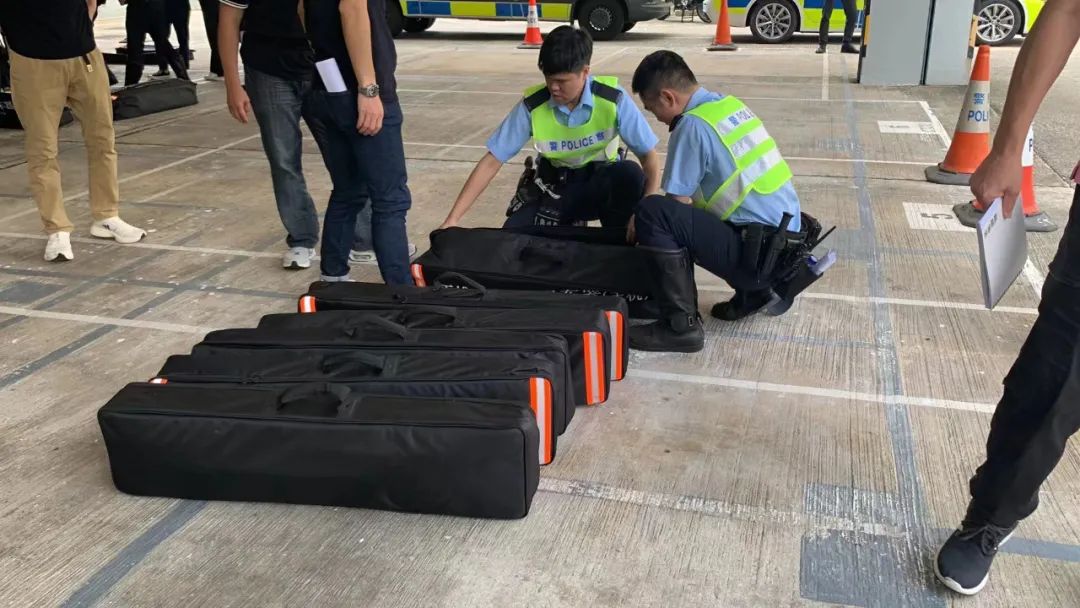 香港警队新式便携式阻车器亮相