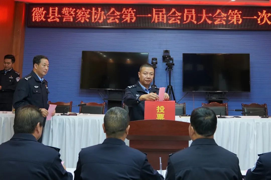 甘肃徽县警察协会揭牌成立(组图)